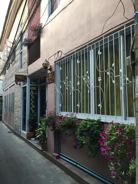 Honey Place Guesthouse,Special Rate For Long Stay Bangkok Exterior photo